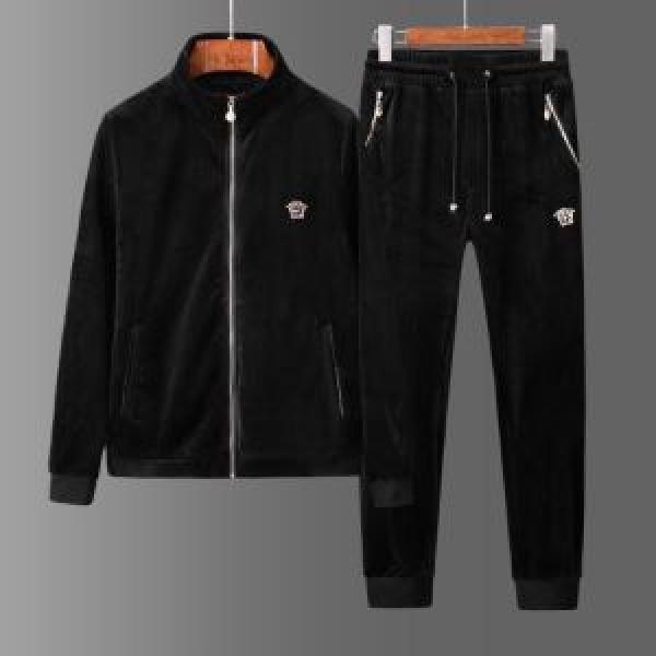上下セット  春夏を感じさせる ヴェルサーチ 2026春夏の大注目トレンド VERSACE 春夏の流行りトップス