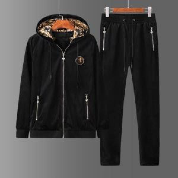 上下セット おしゃれな夏ファッション2026 ヴェルサーチ 今年の夏は着こなし VERSACE 気持ちいい真夏日にぴったり