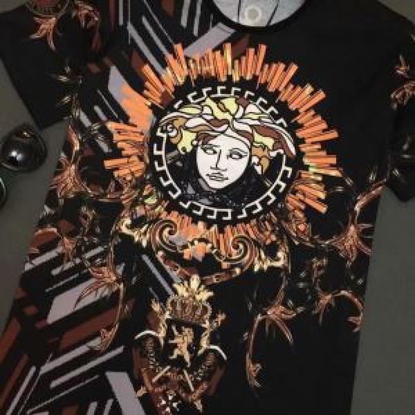 在庫確保済 ヴェルサーチ2026年夏の一押しファッションアイテム VERSACE Tシャツ/半袖