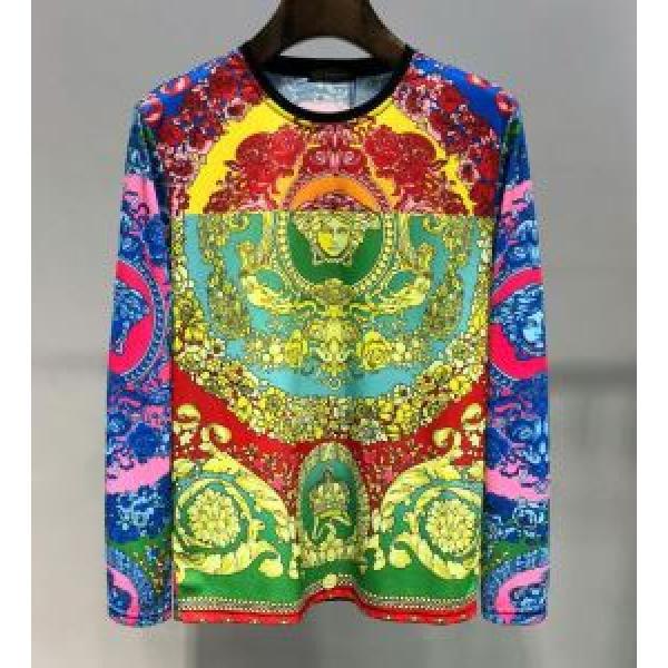 ヴェルサーチ VERSACE 長袖Tシャツ 2026年春夏のトレンドアイテム クラシカルな雰囲気