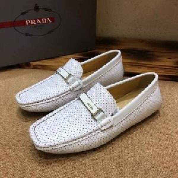 カジュアルシューズ 2026年春夏のトレンドアイテム 春夏の流行りトップス プラダ PRADA