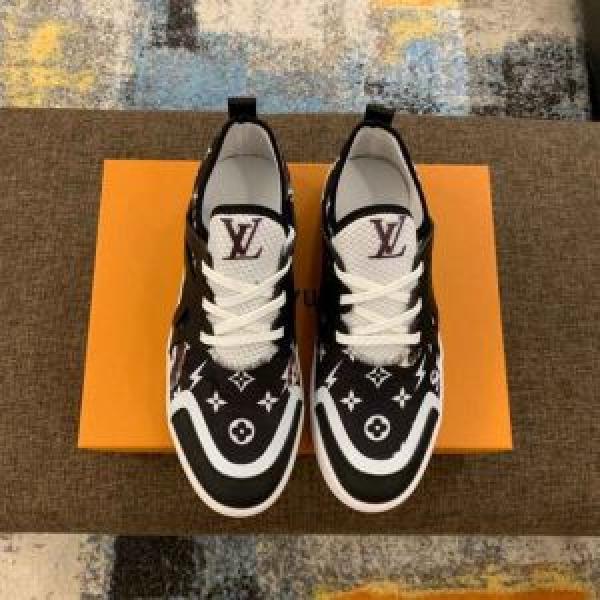 春夏らしい爽やかさ 2026年春夏のトレンドアイテム ルイ ヴィトン LOUIS VUITTON ランニングシューズ