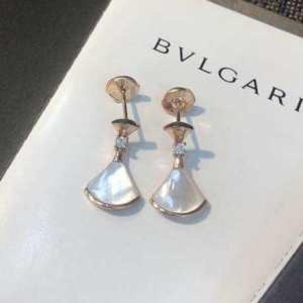 リラックス感のあるゆったり ピアス  ブルガリ BVLGARI リラックス感のある着こなし 2026夏ファション新品.229.