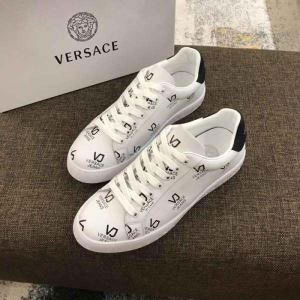 【2026年】夏のファッション 2026春夏トレンドアイテム ヴェルサーチ VERSACE カジュアルシューズ 2色可選