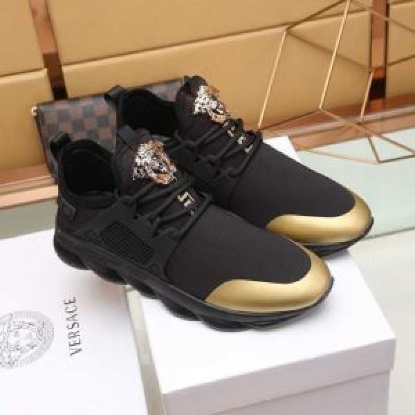 ヴェルサーチ VERSACE カジュアルシューズ 2026年最新ファッション 春夏シンプルファッションでOK！