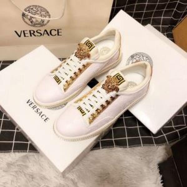 おしゃれな夏ファッション2026 ヴェルサーチ VERSACE カジュアルシューズ 特に夏は人気アイテム