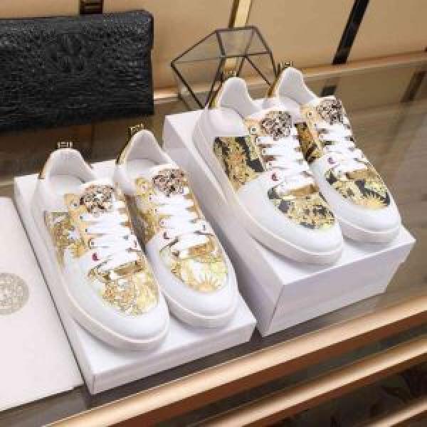 2色可選 カジュアルシューズ  ヴェルサーチ VERSACE おしゃれな夏ファッション2026 夏らしい季節感