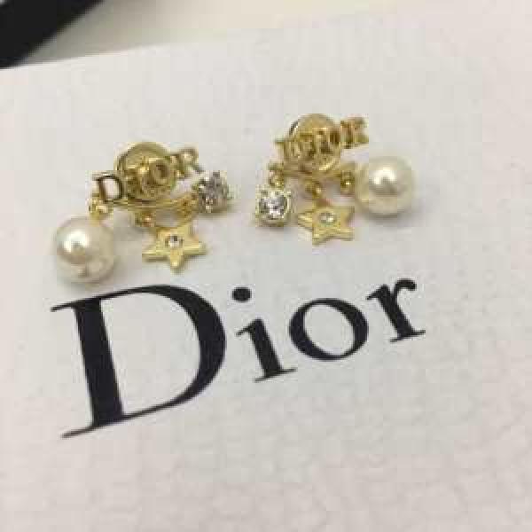 大人カジュアル夏ファッション2026 ディオール甘過ぎず大人な印象に  DIOR 今旬のシルエットバランス ピアス.222.