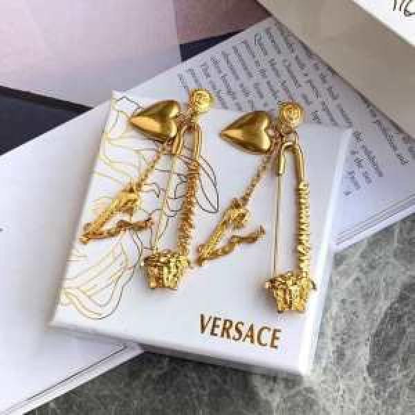 ピアス  デザイン抜群のアイテム ヴェルサーチVERSACE 2026年春夏流行ファッション トレンド感があって涼しげ.223.