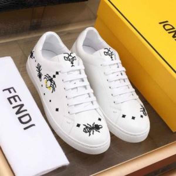 2026年春夏流行ファッション 大人の可愛さを引き立て フェンディ FENDI カジュアルシューズ