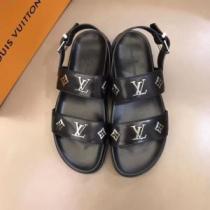 サンダル 清潔感のある肌見せ ルイ ヴィトン 魅力的な今年らしい LOUIS VUITTON おしゃれな夏ファッション2026