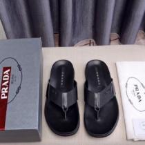 リラックススタイルが実現 サンダル 2026年最新ファッション プラダ PRADA リラックス感のあるゆったり