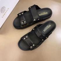 夏の大人カジュアルスタイル ヴェルサーチVERSACE きちんと感をプラス  サンダル 2026即旬な装いに
