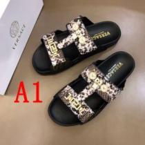 2色可選 キレイめ感が強い サンダル 夏らしい季節感  ヴェルサーチ きれいめ上品に VERSACE  2026年の夏のマスト