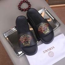 春夏のトレンドアイテム   ヴェルサーチVERSACE 春夏の流行り2026新品 サンダル 夏らしい品格が漂う