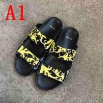 2色可選 爽やかな色合い サンダル 《2026年》今、注目のストリート  ヴェルサーチVERSACE 特に注目したい