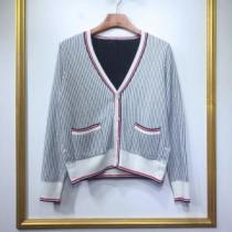 優しい雰囲気スタイリッシュに トムブラウン 【2026年】夏のファッション THOM BROWNE ニットコート 目を引く春夏トップス