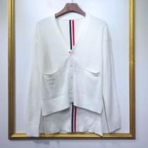 トムブラウン THOM BROWNE おしゃれな夏ファッション2026 ニットコート  気持ちいい真夏日にぴったり