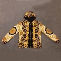 パーカー トレンド感があって涼しげ ヴェルサー ファッションにトレンド チVERSACE 2026年最新ファッション