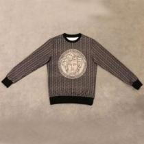 ヴェルサーチVERSACE ベストはキレイめな印象に プルオーバーパーカー 2026年夏の一押しファッションアイテム