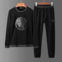 春色の最旬の人気アイテム  ヴェルサーチVERSACE 2026夏ファション新品 上下セット夏らしい品格が漂う