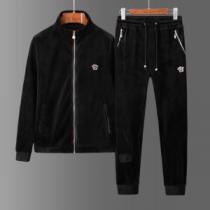 上下セット  春夏を感じさせる ヴェルサーチ 2026春夏の大注目トレンド VERSACE 春夏の流行りトップス