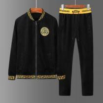 目を引く春夏トップス 上下セット  今年は大きめの新作がトレンド ヴェルサーチVERSACE【2025年】夏のファッション