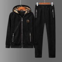 上下セット おしゃれな夏ファッション2026 ヴェルサーチ 今年の夏は着こなし VERSACE 気持ちいい真夏日にぴったり