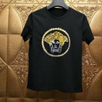 ヴェルサーチ注目度が高まり最新コレクション VERSACE Tシャツ/半袖  この夏絶対欲しい