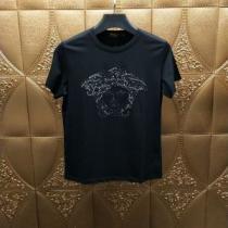 今年は大きめの新作がトレンドVERSACE Tシャツ/半袖 ヴェルサーチ2026年春夏シーズンの人気