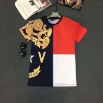 手持ち在庫あり海外セレブ愛用 ヴェルサーチ 最新で完売確実 VERSACE Tシャツ/半袖 2026限定 男性に人気