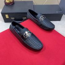 大人カジュアル夏ファッション2026 特に夏は人気アイテム プラダ PRADA カジュアルシューズ