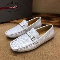 カジュアルシューズ 2026年春夏のトレンドアイテム 春夏の流行りトップス プラダ PRADA