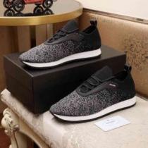 2026年春夏流行ファッション 大人の可愛さを引き立て プラダ PRADA ランニングシューズ