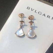 リラックス感のあるゆったり ピアス  ブルガリ BVLGARI リラックス感のある着こなし 2026夏ファション新品.229.