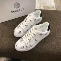 【2026年】夏のファッション 2026春夏トレンドアイテム ヴェルサーチ VERSACE カジュアルシューズ 2色可選