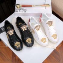 2色可選 カジュアルシューズ ヴェルサーチ VERSACE 春夏！大人カジュアル 2026春夏のトレンド新商品