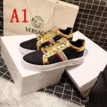 季節をまたい新作アイテム 2026夏ファション新品 ヴェルサーチ VERSACE カジュアルシューズ 2色可選