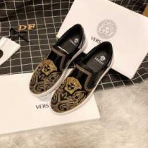 オススメしたい最新注目ファション 2025春夏も引き続きトレンド ヴェルサーチ VERSACE カジュアルシューズ