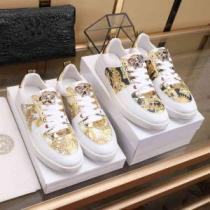 2色可選 カジュアルシューズ  ヴェルサーチ VERSACE おしゃれな夏ファッション2026 夏らしい季節感