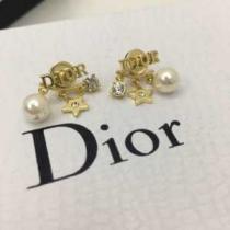 大人カジュアル夏ファッション2026 ディオール甘過ぎず大人な印象に  DIOR 今旬のシルエットバランス ピアス.222.