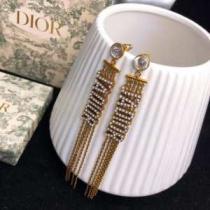 新作コレクションを見る ディオール2026年の春夏に着たい DIOR 馴染みやすいスタイル美品 ピアス.222.