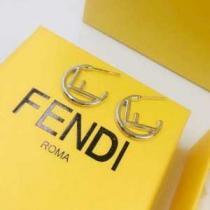 2026春夏も引き続きトレンド 大人のこなれた着こなし フェンディ FENDI 今年もトレンド ピアス.219.