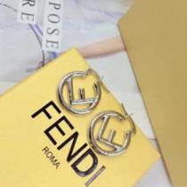 春夏！大人カジュアル  優しい雰囲気スタイリッシュに フェンディ FENDI【2026年】夏のファッション ピアス.219.