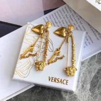ピアス  デザイン抜群のアイテム ヴェルサーチVERSACE 2026年春夏流行ファッション トレンド感があって涼しげ.223.