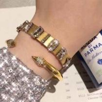 今季は特に注目ファション  ブレスレットおしゃれな夏ファッション2026 ディオール DIOR 今年の夏は着こなし.219.
