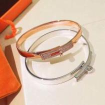 夏らしい抜け感を演出し ブレスレット 2色可選 エルメス 2026年春夏シーズンの人気 HERMES サラサラの着心地.228.