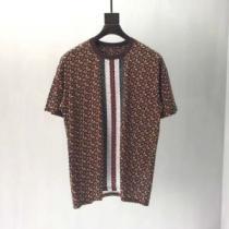 きちんと感が抜群 バーバリー BURBERRY 2026年の夏のマスト Tシャツ/ティーシャツ クールな印象を引き立て