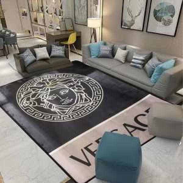 超極細繊維で作られた１枚 ヴェルサーチVERSACE 2026年の春夏に着たい ラグカーペット年中足元を快適にしてくれる