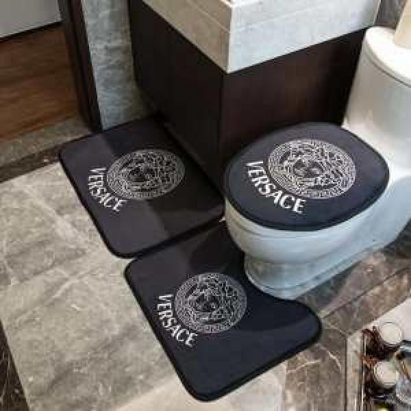 2026年春夏のトレンドアイテム  ラグカーペット  ヴェルサーチVERSACE 見た目はおしゃれで高級感が溢れる